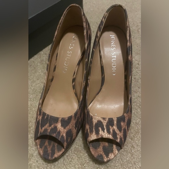 Must have!!!! Women’s size 7.5 leopard peek toe heels - Picture 3 of 4